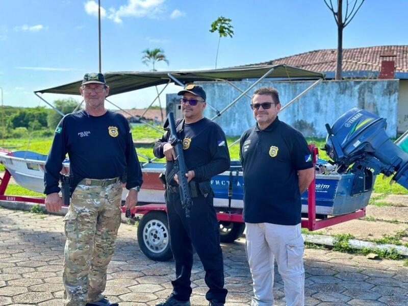Agentes da DPMA e o delegado Francisco Araújo (Foto: Polícia Civil)
