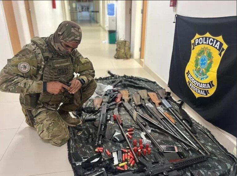 Arsenal de armas encontrado pela PRF e IBAMA após confronto que terminou com a morte de quatro atiradores - Foto: PRF