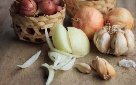 Aprenda a fazer uma pasta de alho e cebola para temperar e armazenar em casa