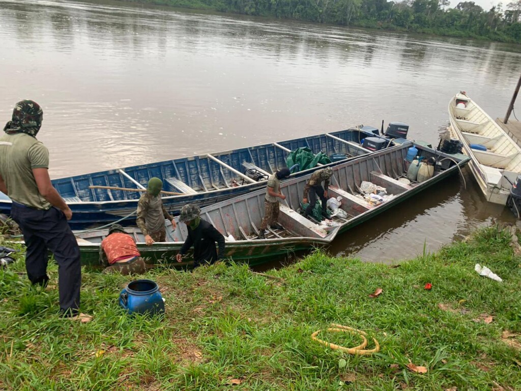 Homem tentou furar barreira fluvial em um barco com o minério. Foto: PF Homem tentou furar barreira fluvial em um barco com o minério. Foto: PF
