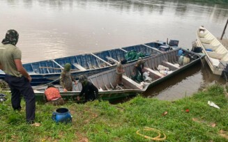 Homem tentou furar barreira fluvial em um barco com o minério. Foto: PF Homem tentou furar barreira fluvial em um barco com o minério. Foto: PF