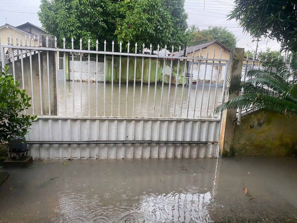 Foto enviada por morador da rua Paraná, no Bairro dos Estados
