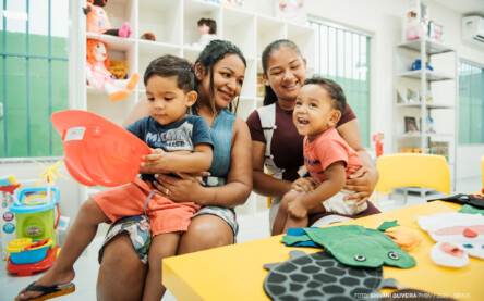 "Estou muito feliz que ele vai começar a estudar aqui. É uma oportunidade de fazer amiguinhos, aprender coisas novas e se desenvolver", afirma mãe de aluno.