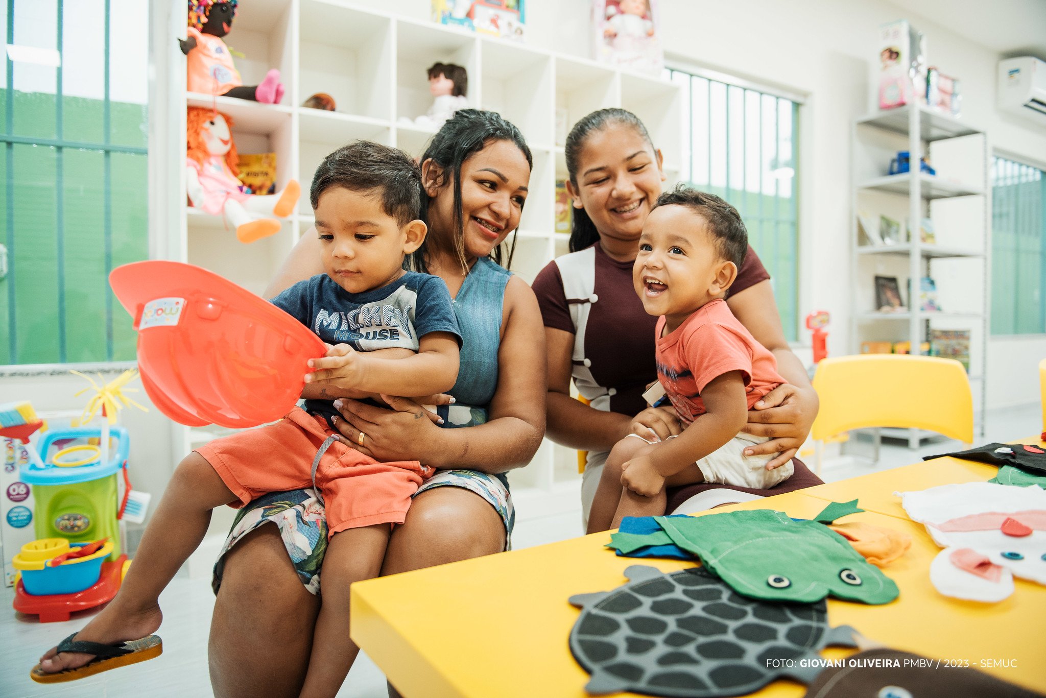 "Estou muito feliz que ele vai começar a estudar aqui. É uma oportunidade de fazer amiguinhos, aprender coisas novas e se desenvolver", afirma mãe de aluno.