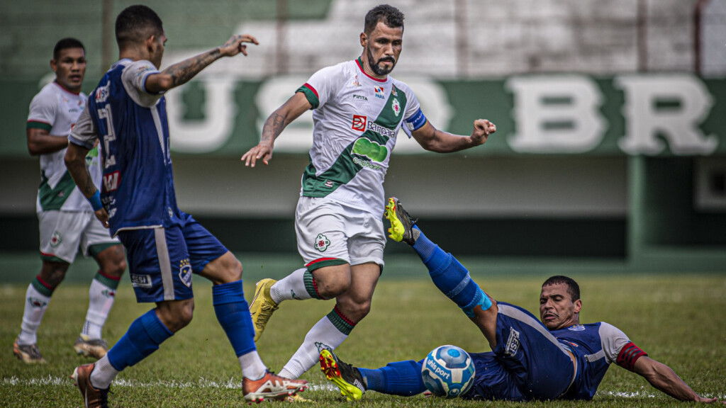 O volante Belão, do São Raimundo, tenta impedir avanço de jogador da Tuna Luso O volante Belão, do São Raimundo, tenta impedir avanço de jogador da Tuna Luso