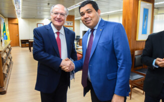 O presidente da Assembleia Legislativa de Roraima, deputado Soldado Sampaio, com o presidente em exercício Geraldo Alckmin, durante reunião, em Brasília