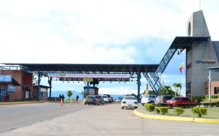 Aduana na cidade venezuelana de Santa Elena de Uairén, na fronteira com o Brasil