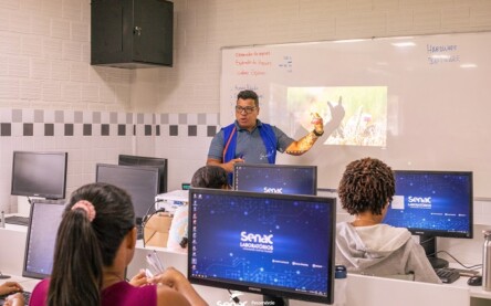 professor em sala de aula; senac