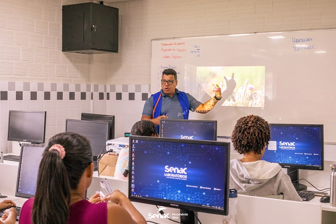 professor em sala de aula; senac