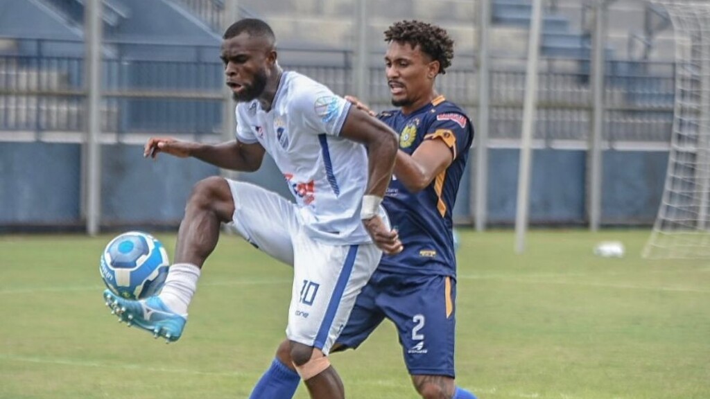 O atacante Fabrício Kanté em duelo contra o Nacional em Manaus O atacante Fabrício Kanté em duelo contra o Nacional em Manaus