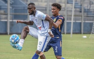O atacante Fabrício Kanté em duelo contra o Nacional em Manaus