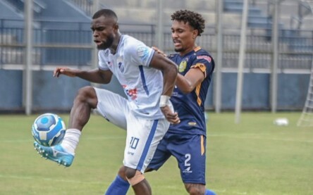 O atacante Fabrício Kanté em duelo contra o Nacional em Manaus