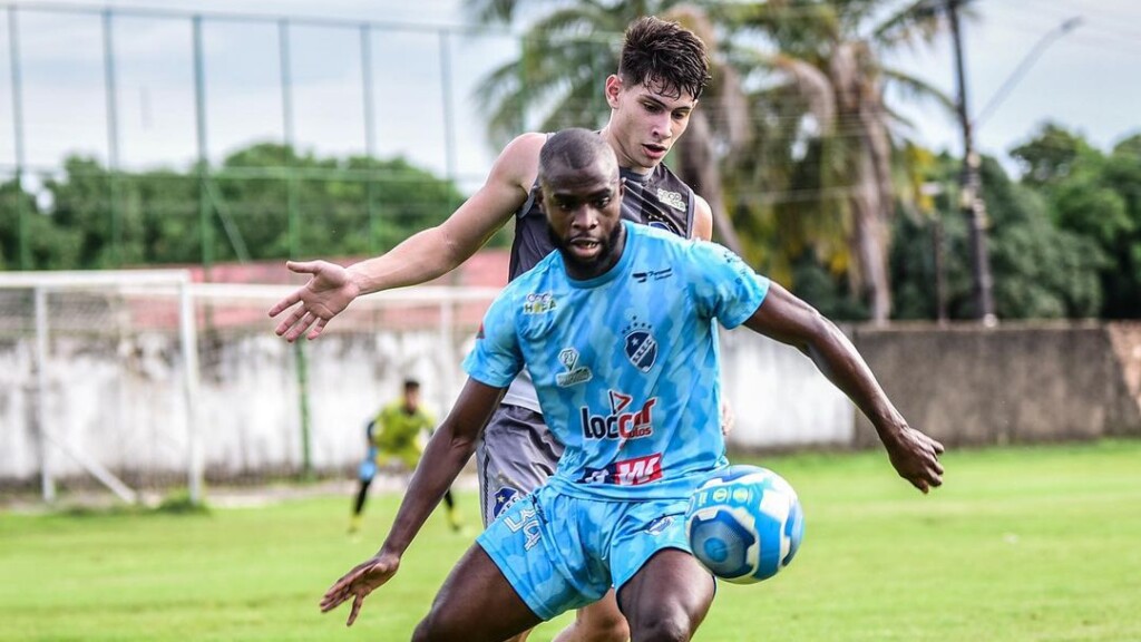 O atacante Fabrício Kanté durante treino do São Raimundo