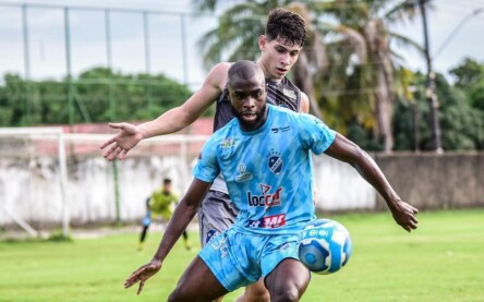 O atacante Fabrício Kanté durante treino do São Raimundo