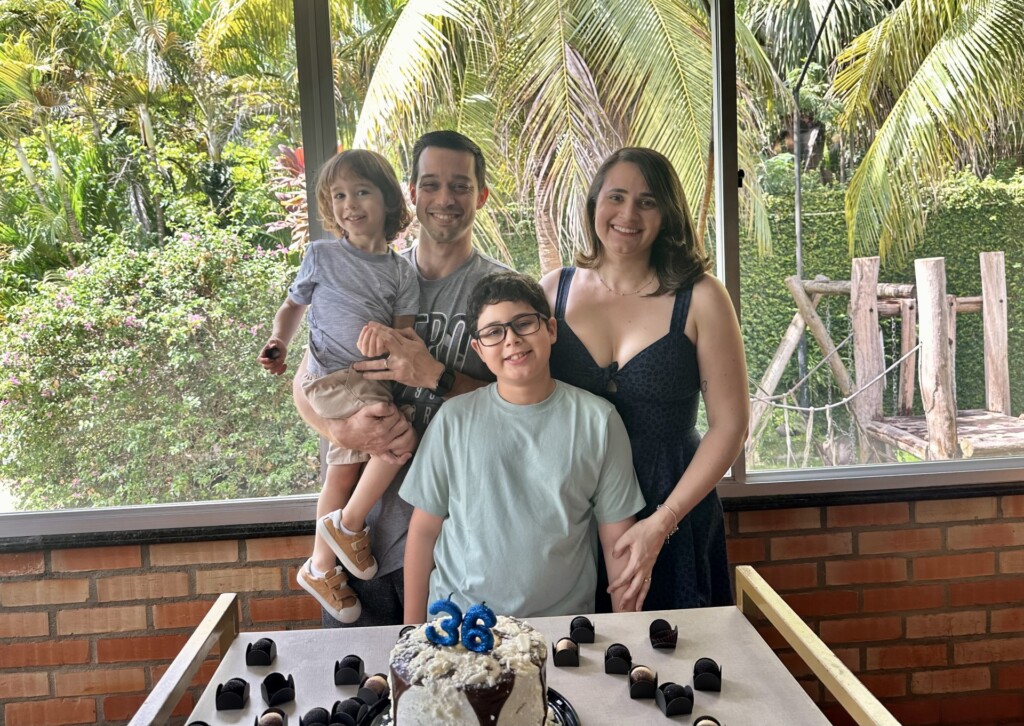 Dr. Diego Teixeira – na foto com a esposa Carolina Cruz e os filhos Dieguinho e André – durante a comemoração da sua troca de data Dr. Diego Teixeira – na foto com a esposa Carolina Cruz e os filhos Dieguinho e André – durante a comemoração da sua troca de data