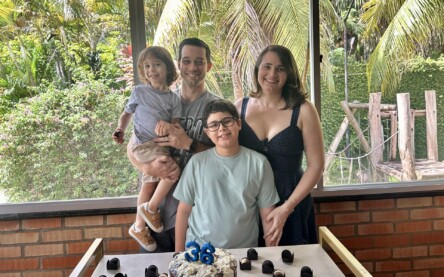 Dr. Diego Teixeira – na foto com a esposa Carolina Cruz e os filhos Dieguinho e André – durante a comemoração da sua troca de data  