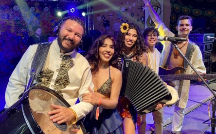 Anne Louise Sanfoneira, ladeada por seus pais Anderson Costa e Luiza Danielle (E) por seu irmão, Adriel Costa e pelo amigo da família, Tauã Uchoa (D), curtindo o doce sabor do sucesso  