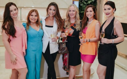 Edileuza Souza, com as lindas, Nicolly Stephany (E), Ariane Gonzalez, Ana Paula Vitti, Natassia Cruz e Jessika Pacheco, na recente inauguração da Classe A no Pátio Roraima Shopping  