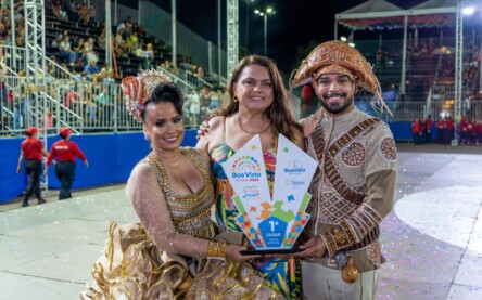 A deputada Helena Lima,  com o casal, José Dantas e Stefani Martins, que representou Lampião e Maria Bonita, nas apresentações da Quadrilha Garranchê,  Campeã do Boa Vista Junina 2023 