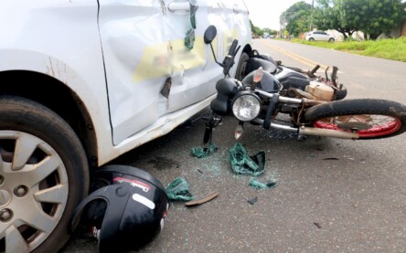 Motocicleta bateu na lateral do outro veículo - Foto: Wenderson Cabral/Folha BV