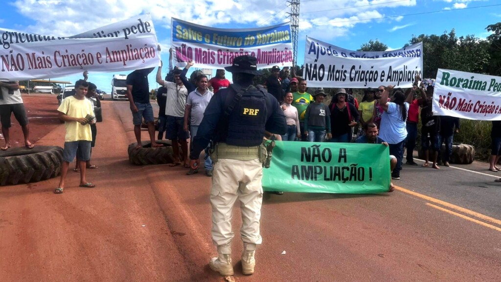 Manifestantes interditaram a rodovia federal BR-174, no Sul de Roraima Manifestantes interditaram a rodovia federal BR-174, no Sul de Roraima