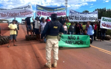 Manifestantes interditaram a rodovia federal BR-174, no Sul de Roraima
