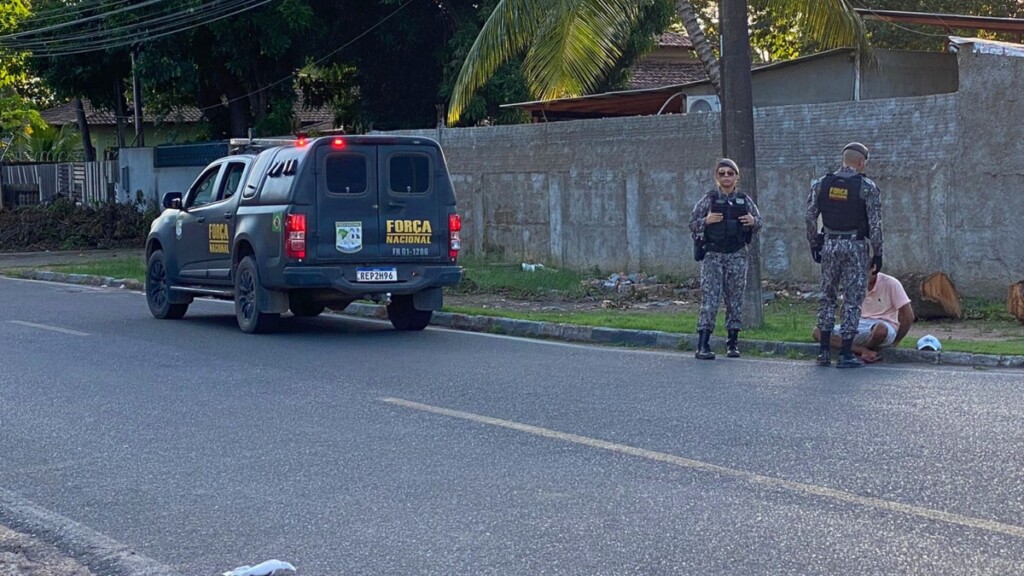 Homem foi abordado por policiais da Força Nacional de Segurança Pública (Foto: Lucas Luckezie/FolhaBV) Homem foi abordado por policiais da Força Nacional de Segurança Pública (Foto: Lucas Luckezie/FolhaBV)