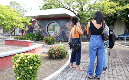 Estudantes em frente ao Bloco I da UFRR