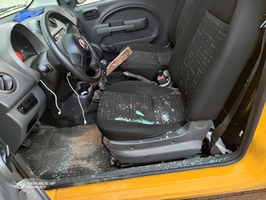 Carro teve o vidro lateral destruído por estaca de madeira (Foto: Arquivo Pessoal)