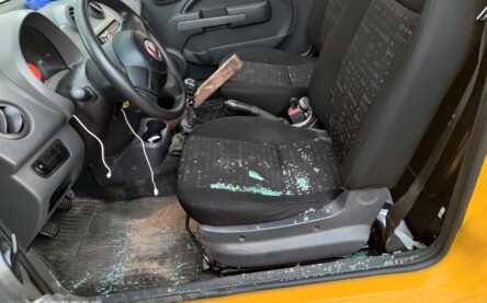 Carro teve o vidro lateral destruído por estaca de madeira (Foto: Arquivo Pessoal)