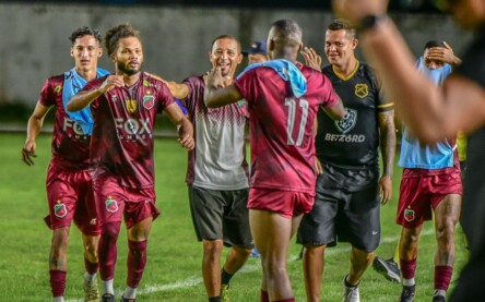 Jogadores do Humaitá festejam gol contra o São Raimundo no estádio Canarinho