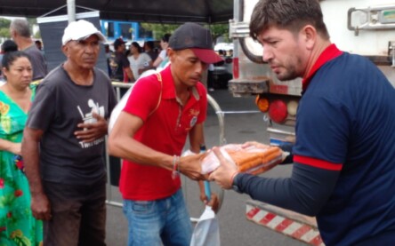 Entrega dos produtos está sendo realizada na Praça do Centro Cívico, em Boa Vista (Foto: Wenderson Cabral/Folha BV)