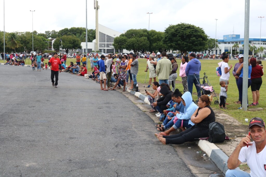 Centenas de pessoas se reúnem em fila que contorna o Palácio Senador Hélio Campos salsicha distribuição Centenas de pessoas se reúnem em fila que contorna o Palácio Senador Hélio Campos salsicha distribuição