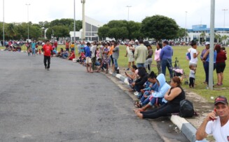 Centenas de pessoas se reúnem em fila que contorna o Palácio Senador Hélio Campos salsicha distribuição