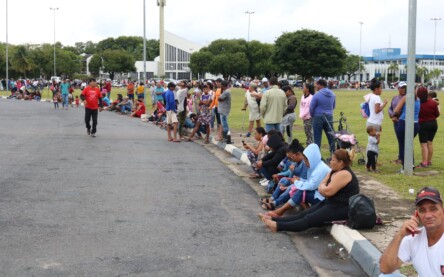Centenas de pessoas se reúnem em fila que contorna o Palácio Senador Hélio Campos salsicha distribuição