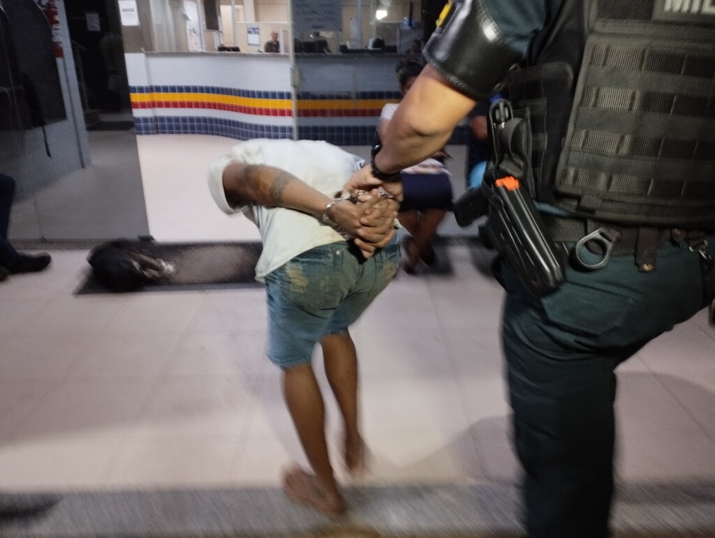 Um dos suspeitos foi levado ao 5º Distrito Policial (Foto: Divulgação)