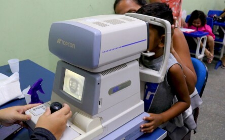 Segundo o senador Dr. Hiran, é fundamental realizar exames de refração em crianças antes dos 7 anos, uma fase crucial para a possível correção de distúrbios de visão. (Foto: Wenderson Cabral/FolhaBV)
