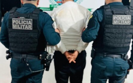 Suspeito e a droga foram levados à Delegacia de Rorainópolis (Foto: Divulgação/PMRR)