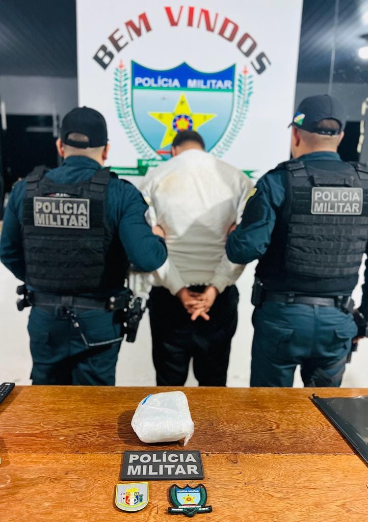 Suspeito e a droga foram levados à Delegacia de Rorainópolis (Foto: Divulgação/PMRR) Suspeito e a droga foram levados à Delegacia de Rorainópolis (Foto: Divulgação/PMRR)