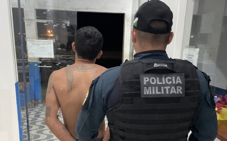 Foragido foi levado à delegacia de Bonfim (Foto: Divulgação/PMRR)