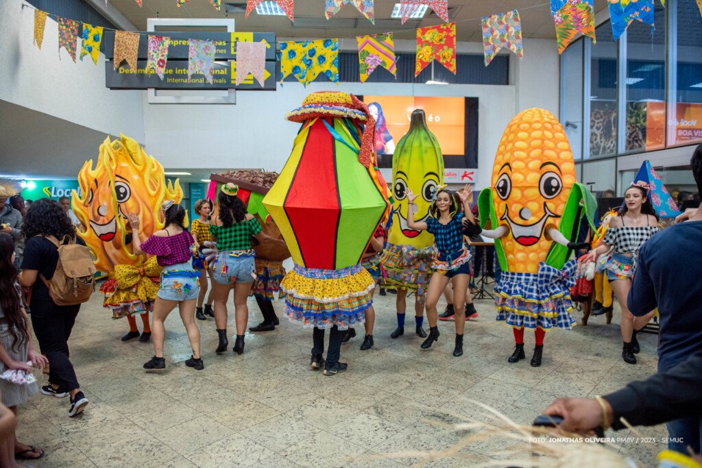 Mascotes do Boa Vista Junina 2023 – A Banana, a Paçoca, o Milho, o Balão e a Fogueira – deram as boas-vindas ao som da música tema do Arraial, Mascotes do Boa Vista Junina 2023 – A Banana, a Paçoca, o Milho, o Balão e a Fogueira – deram as boas-vindas ao som da música tema do Arraial,