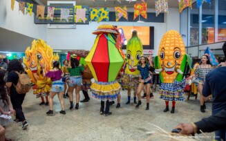 Mascotes do Boa Vista Junina 2023 – A Banana, a Paçoca, o Milho, o Balão e a Fogueira – deram as boas-vindas ao som da música tema do Arraial,