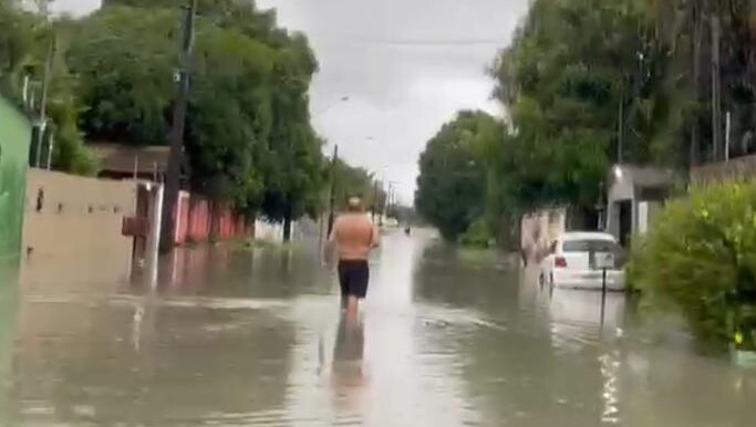 Situação da rua Amapá no Bairro dos Estados com o alagamento de sexta-feira (23)