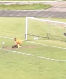 Morrinho do estádio Canarinho colabora com gol de Juninho (Foto: Reprodução/FSports)