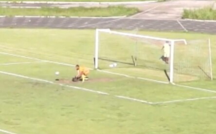 Morrinho do estádio Canarinho colabora com gol de Juninho (Foto: Reprodução/FSports)