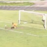Morrinho do estádio Canarinho colabora com gol de Juninho (Foto: Reprodução/FSports)