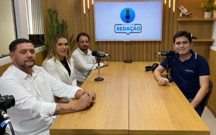 A atacante Vitória Almeida esteve acompanhada de parceiros locais na entrevista ao podcast Papo de Redação