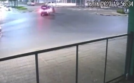 Momento da colisão entre os veículos (Foto: Reprodução) 