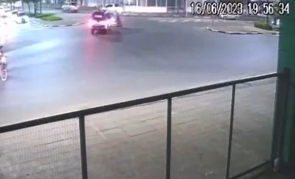 Momento da colisão entre os veículos (Foto: Reprodução) 