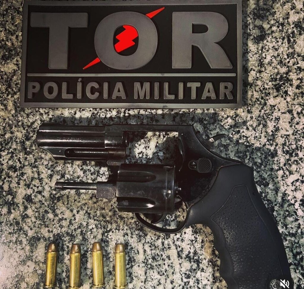 Revólver e munições apreendidas (Foto: Divulgação) 